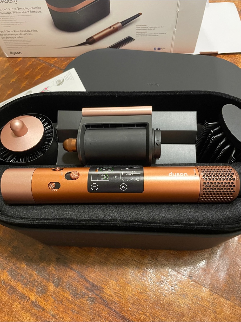 Dyson Airwrap i.d. Straight+wavy. Color copper and black.